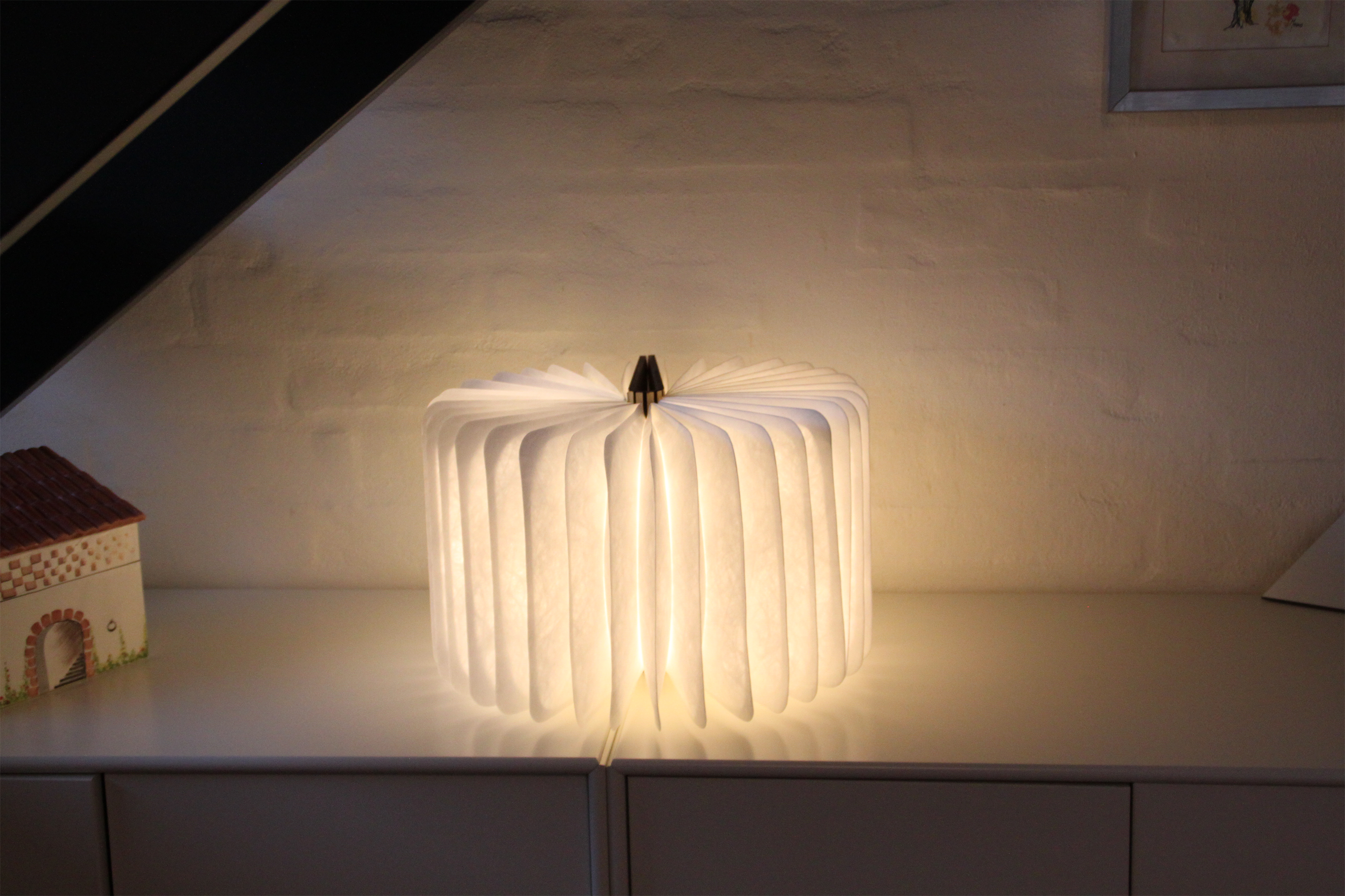 flip op bog lampe helt åben